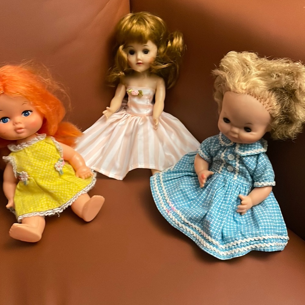 3 vintage dolls. Movable head, shoulders and legs.